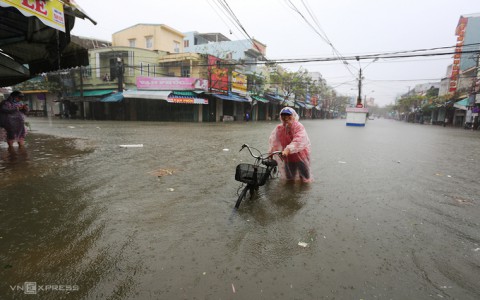 Nước lũ bủa vây nhiều khu dân cư ở Quảng Nam